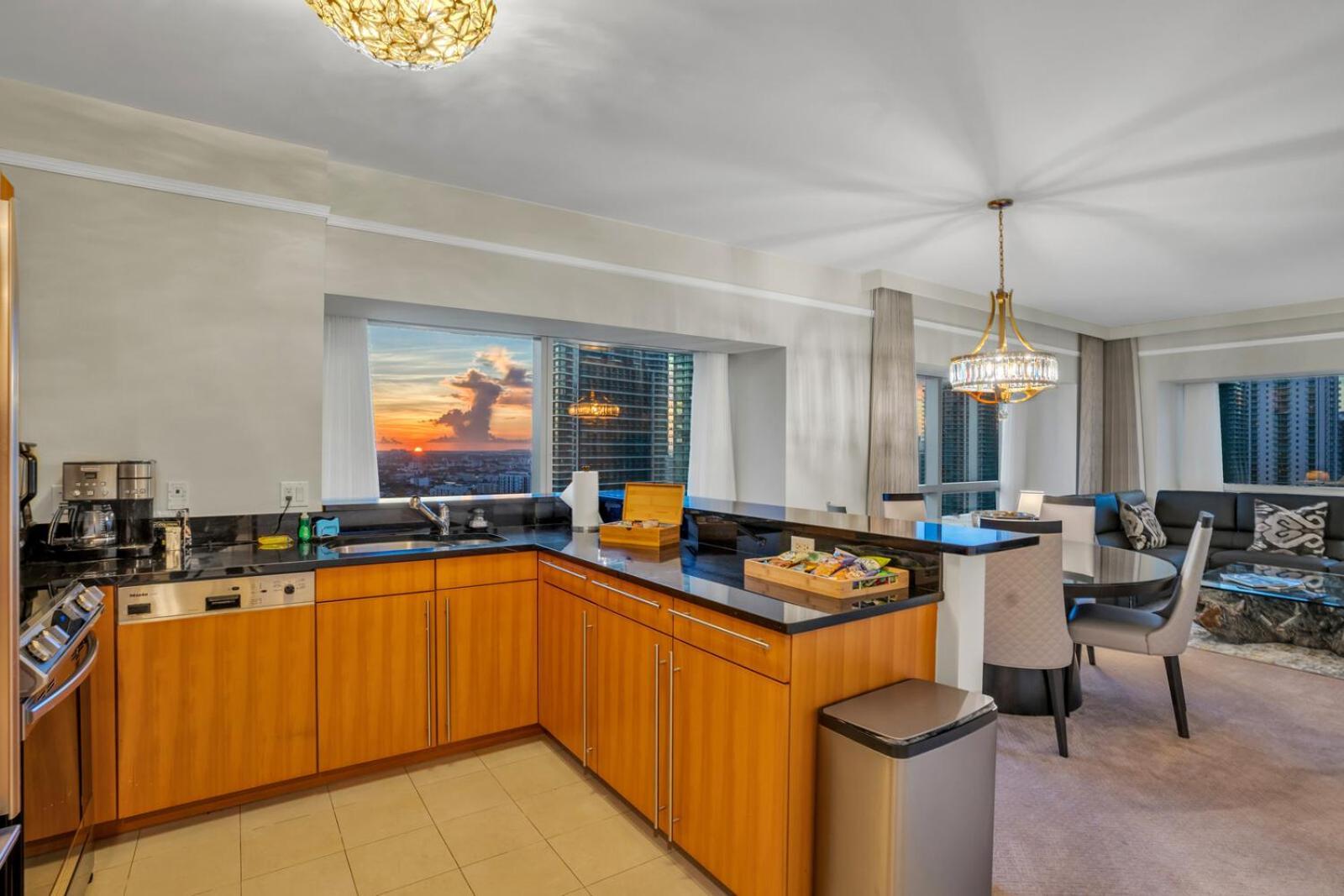 2 Bedroom Or King Studio Suites Four Seasons Hotel Miami Free Wi-Fi & Free Parking Room photo